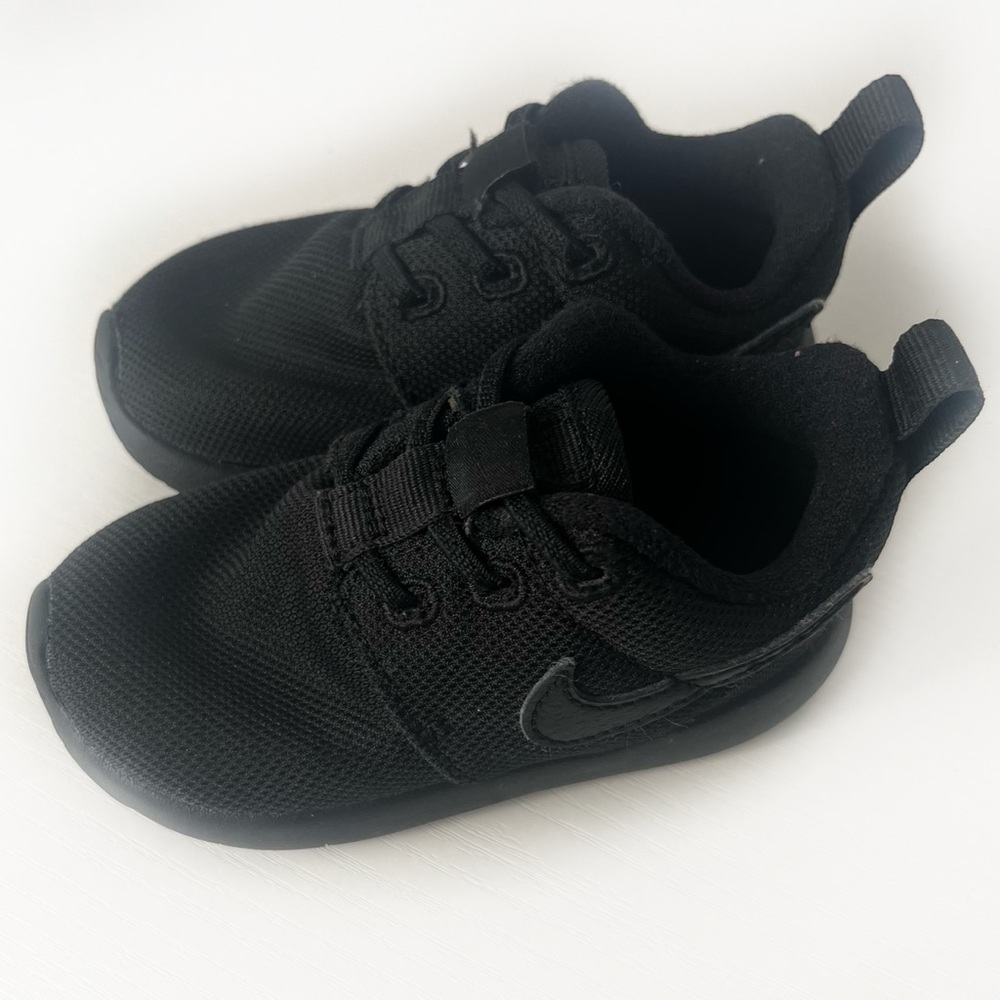 Nike Baby Roshe One Black Sneakers Sz 5